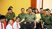 Bộ trưởng Tô Lâm tặng đàn guitar cho học sinh khiếm thị Trường THCS Nguyễn Đình Chiểu