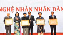 Trao danh hiệu tặng các nghệ nhân trong lĩnh vực thủ công mỹ nghệ