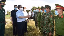 Thủ tướng thị sát biên giới Tây Nam, động viên lực lượng tuyến đầu chống dịch