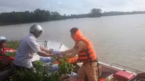 CSGT vượt lũ cứu trợ lương thực tới vùng ngập lụt