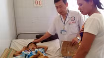 Bị tố thờ ơ khi cứu bé trai sập bồn cầu, nhà trường phản ứng