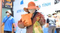 Những tấm lòng thơm thảo đến với cây “ATM gạo”