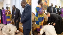 Giáo hoàng hôn chân các lãnh đạo Nam Sudan kêu gọi gìn giữ hoà bình