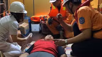 Cứu nạn thủy thủ Thái từ ngoài biển đưa về đất liền
