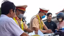 Ngày thứ tư tổng kiểm soát phương tiện: Xử phạt gần 15 nghìn lái xe, bắt 14 bánh heroin