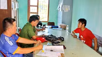 Gã thanh niên đập tủ kính cướp tiệm vàng bị người dân vây bắt