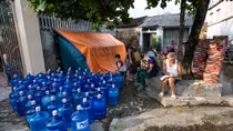 “Biển” nước vẫn bủa vây Chương Mỹ, lúa và hoa màu mất trắng