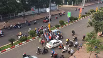 Tranh cãi sau va chạm giao thông, tài xế taxi ủi "đối thủ" gãy tay