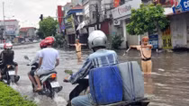 CSGT lội nước phân luồng tại các điểm ngập