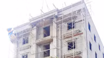 Đổ bê tông công trình, 2 công nhân rơi lầu tử vong