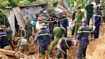 Công an dầm mưa, bất chấp hiểm nguy cứu nạn ở vùng lũ Nha Trang