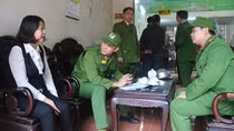 Người đàn ông bịt mặt dùng súng cướp ngân hàng