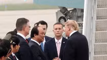 Tổng thống Trump ra sân bay, lên đường về Mỹ