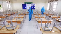 Thầy cô tất bật dọn dẹp đón học sinh trở lại trường