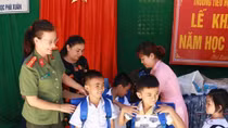 Tặng gần 1.000 suất quà cho học sinh vùng lũ Quan Hóa, Thanh Hóa