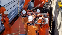 Vượt sóng xuyên đêm đến Hoàng Sa cấp cứu thuyền trưởng