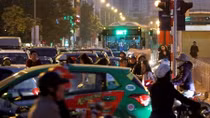 Xe buýt nhanh BRT "vật vã" trong chiều tan tầm