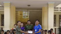 Trao 5 triệu đồng bạn đọc Báo CAND ủng hộ cho Trường Tiểu học Nặm Păm