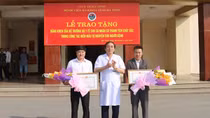 Tặng Bằng khen cho 2 người vượt 200km hiến máu cứu bệnh nhân