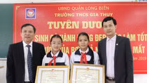 Tuyên dương 2 học sinh trả lại 20 triệu đồng cho người đánh rơi