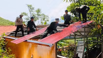 Những ngôi nhà sáng cả đồi nương