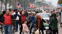 Người dân đổ về đền Trần trước ngày khai ấn