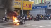 Đang chờ đèn đỏ xe máy bỗng dưng bốc cháy trơ khung