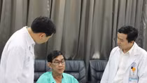 10 mẩu gỗ trong hốc mắt cho người đàn ông sau cú ngã xe đạp