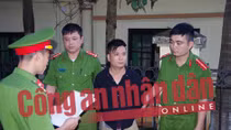 Bắt 5 thanh niên mang hung khí chặn đường đánh chết người