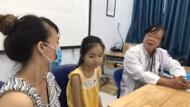 Tìm lại sự sống cho bé gái mang khối u phế quản hiếm gặp 