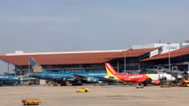 Cưỡng chế hai hành khách gây rối trên chuyến bay 