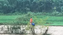 Công an Thanh Hoá vật lộn trong lũ dữ cứu người dân mắc kẹt trên cây