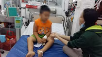 Người mẹ ép 2 con uống thuốc sâu tự tử đã qua đời