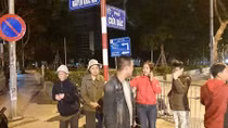 Người dân quanh phố Cửa Bắc di dời ngay trong đêm để xử lý bom