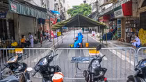 Hà Nội phong toả tạm thời, xét nghiệm cho người dân phố Hàng Mắm