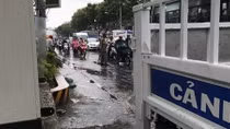 Tránh em bé băng qua đường, một người tử vong trong mưa
