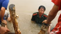 Ảnh dự thi Vì bình yên cuộc sống: Công an An Giang gồng mình chống lũ dữ