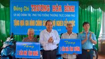 Đồng chí Trương Hòa Bình tặng học bổng cho học sinh dân tộc Chăm và tặng quà cho người nghèo