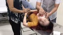 Gã đàn ông cứa cổ người phụ nữ đi trên đường rồi bỏ chạy