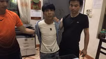 Cắt bánh heroin ra làm đôi giấu trong túi quần bò