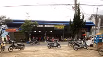 Ngang nhiên lập chợ trên hành lang quốc lộ