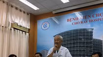 Hai bệnh viện phối hợp cứu sống bé trai bị rơi lầu nguy kịch