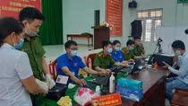 Chạy đua thời gian trong ngày lễ để cấp CCCD cho người dân