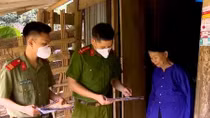 Công an xã vùng cao bám bản ngăn đại dịch
