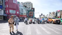 Cảnh sát giao thông “phơi mình” bám đường ngày nắng nóng