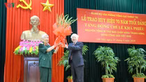 Tổng Bí thư, Chủ tịch nước trao phần thưởng cao quý tặng đồng chí Lê Khả Phiêu