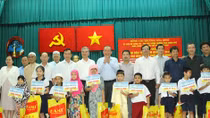 Phó Thủ tướng Thường trực Trương Hòa Bình tặng quà HS dân tộc Chăm nghèo hiếu học 