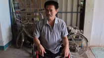 Đình chỉ vụ án người cụt hai chân chống người thi hành công vụ