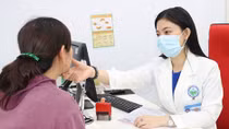 Người già, trẻ nhỏ đổ bệnh vì nắng nóng