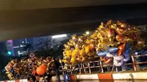 Người Hà Nội "vỡ kế hoạch" vì cơn mưa sầm sập tối 30 Tết
